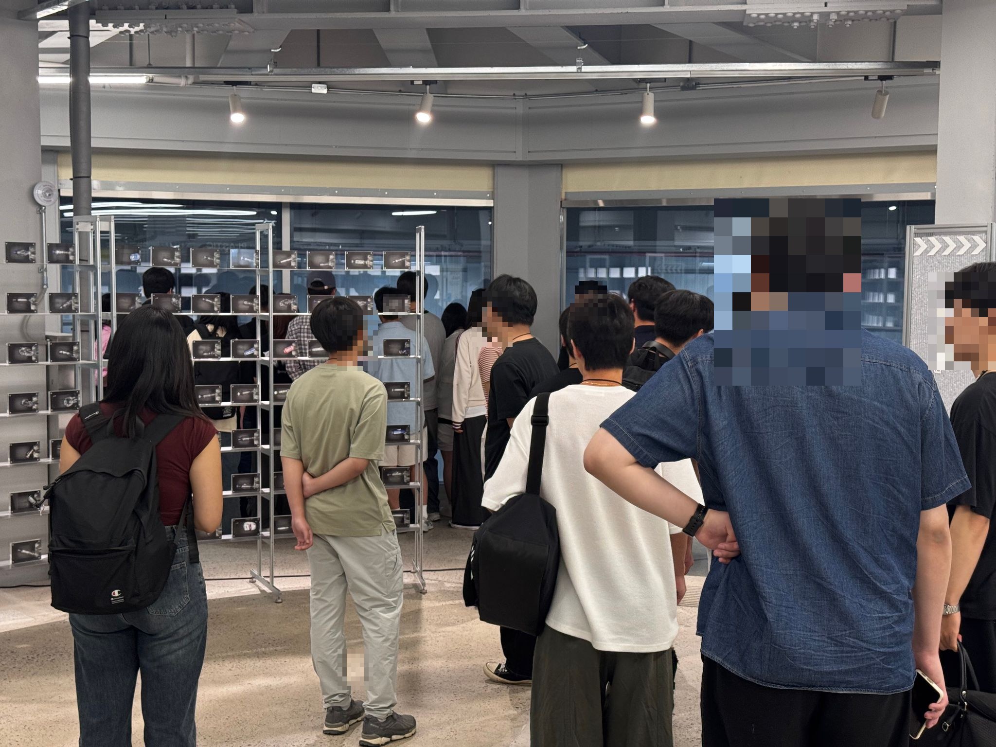 전시 공간에서 인솔자가 학생들에게 설명하는 현장 견학 장면